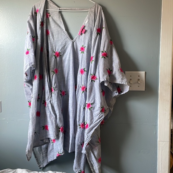 BETSEY JOHNSON BEAUTIFUL COVER-UP - Picture 3 of 3